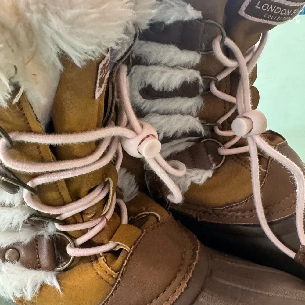 London Fog  Girls Size 2 Winter Snow‎ Boots Faux Fur Lined Excellent Condition